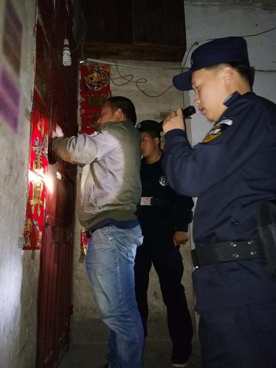 连环乡粗心妈妈误将幼女锁家中 