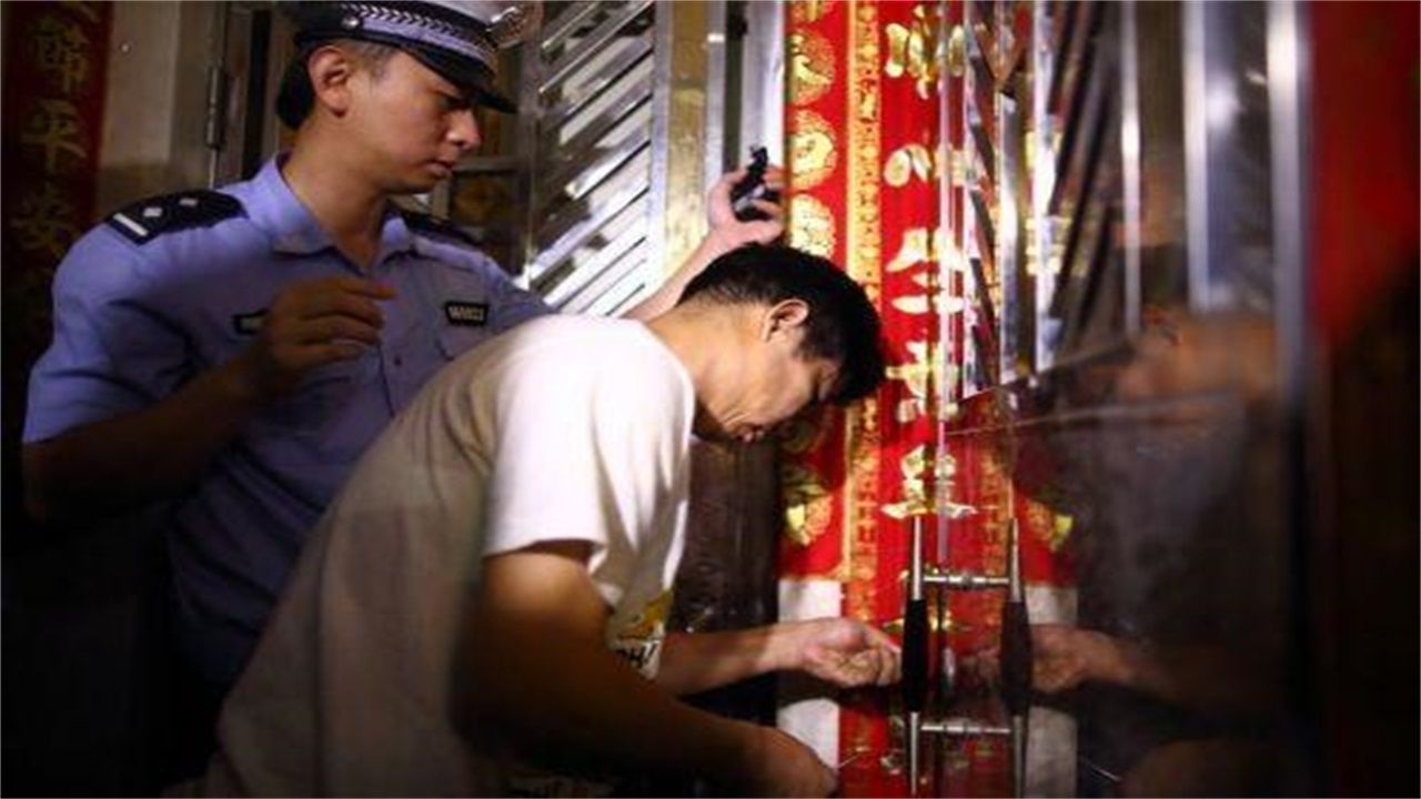 连环乡请开锁师傅开了锁后，师傅